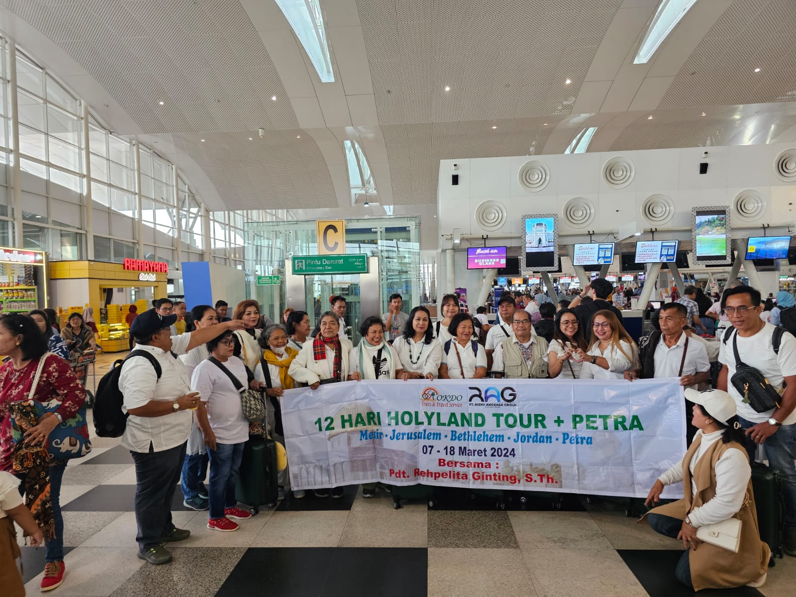 Rombongan Okdo Tours di bandara sebelum keberangkatan Holyland dan Petra