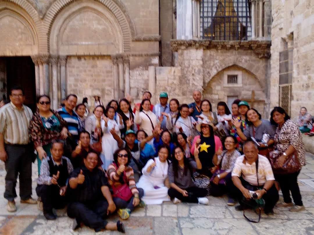 Peserta Okdo Tours berfoto di depan bangunan batu bersejarah di Jerusalem