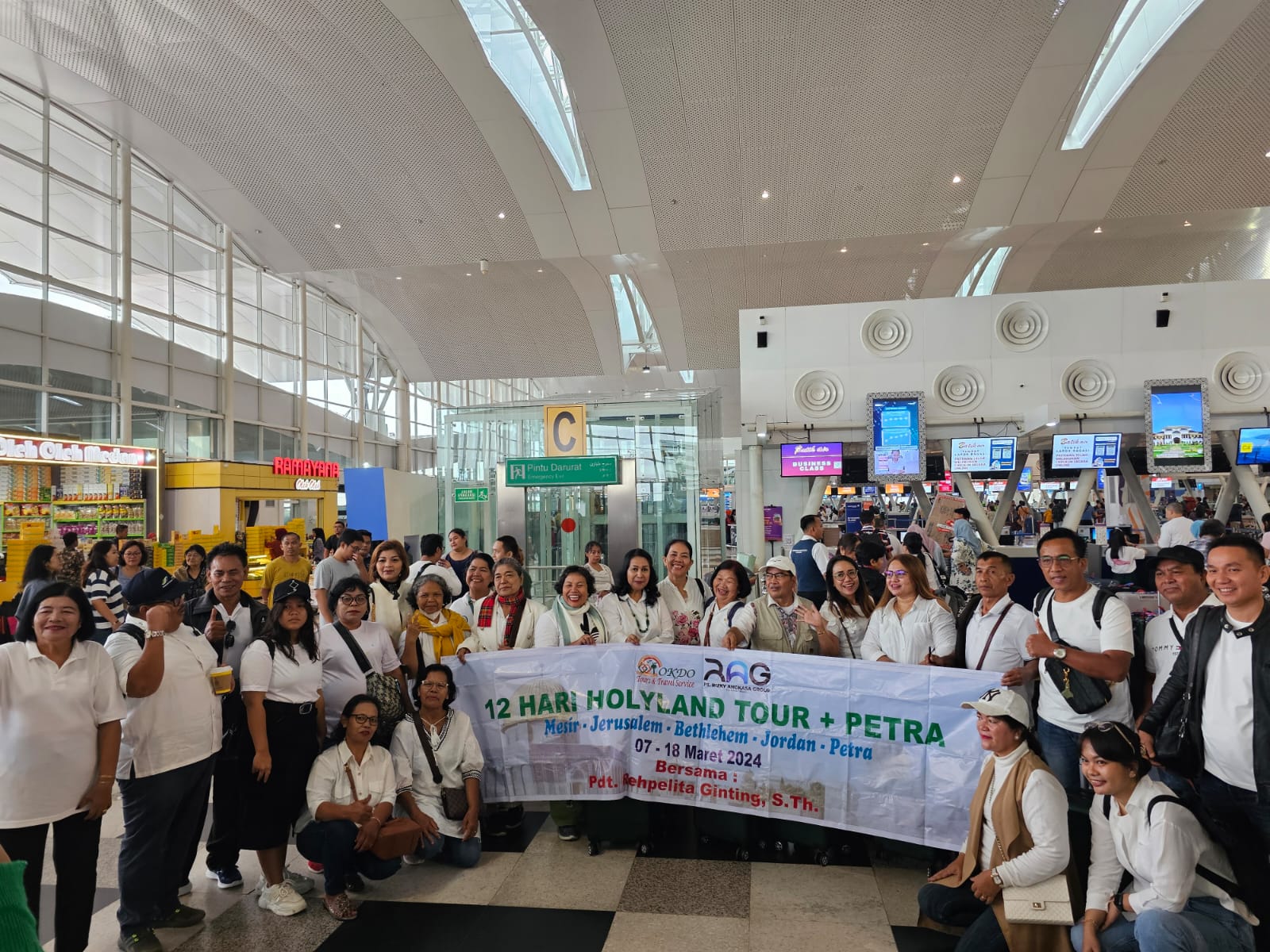 Rombongan Okdo Tours berfoto di lobi bandara