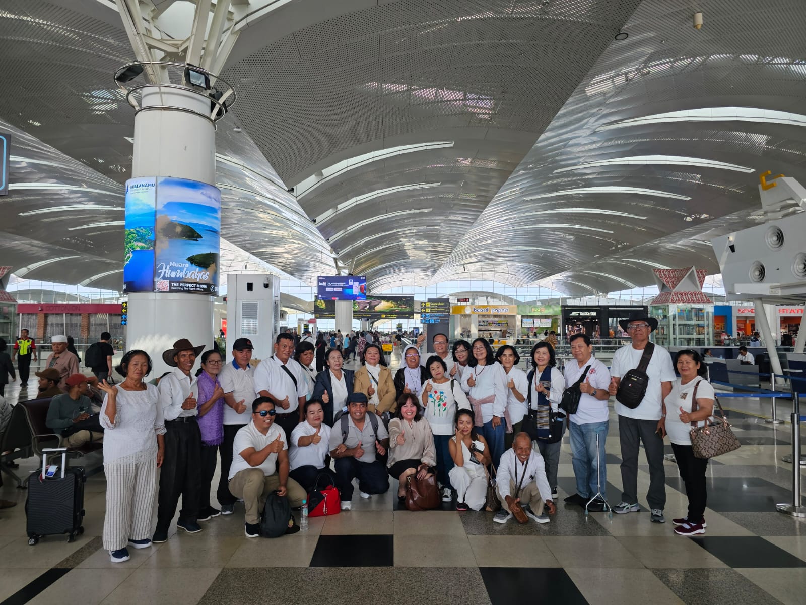 Rombongan Okdo Tours berfoto bersama di bandara