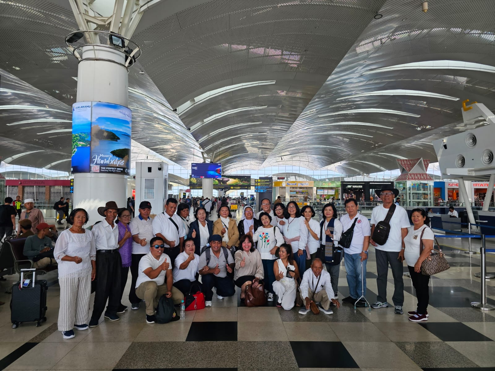 Peserta Okdo Tours berfoto di area keberangkatan bandara