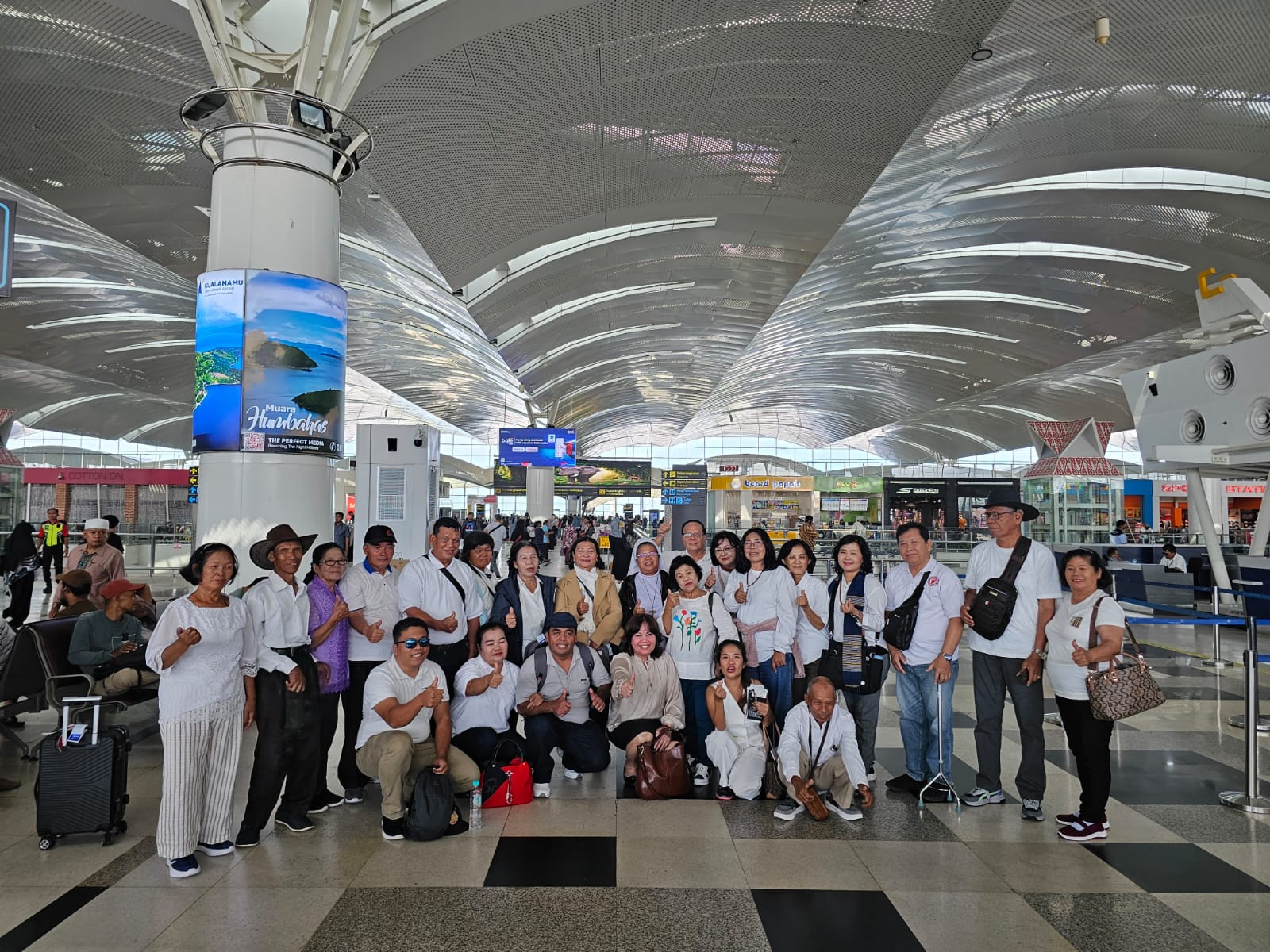 Rombongan Okdo Tours berkumpul sebelum terbang